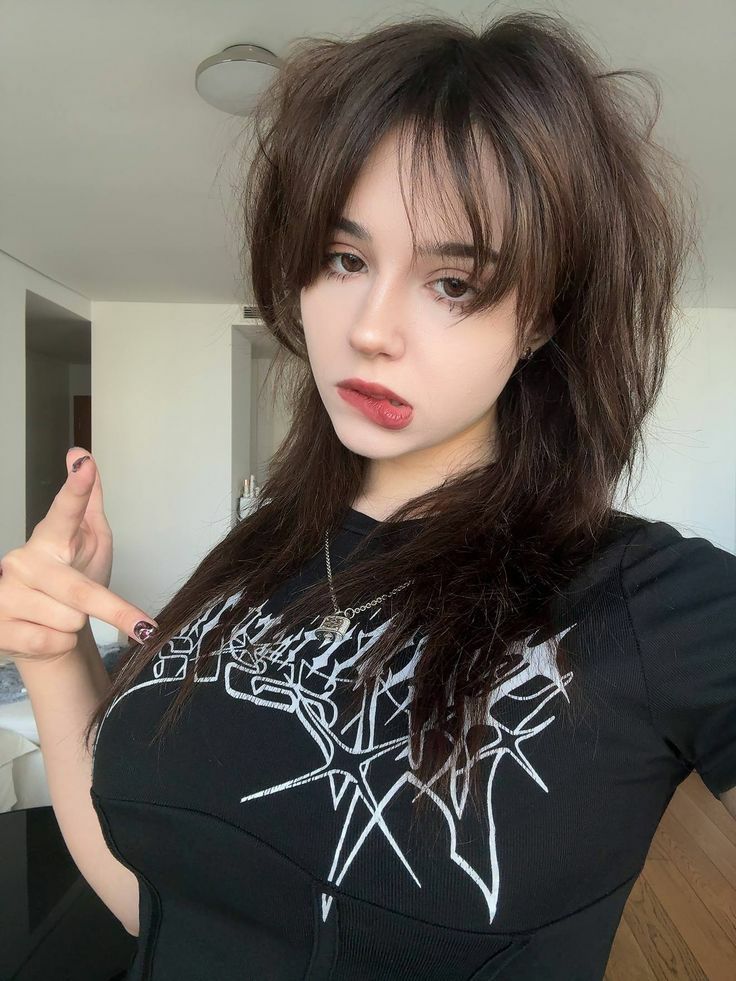 Делает глубокий минет