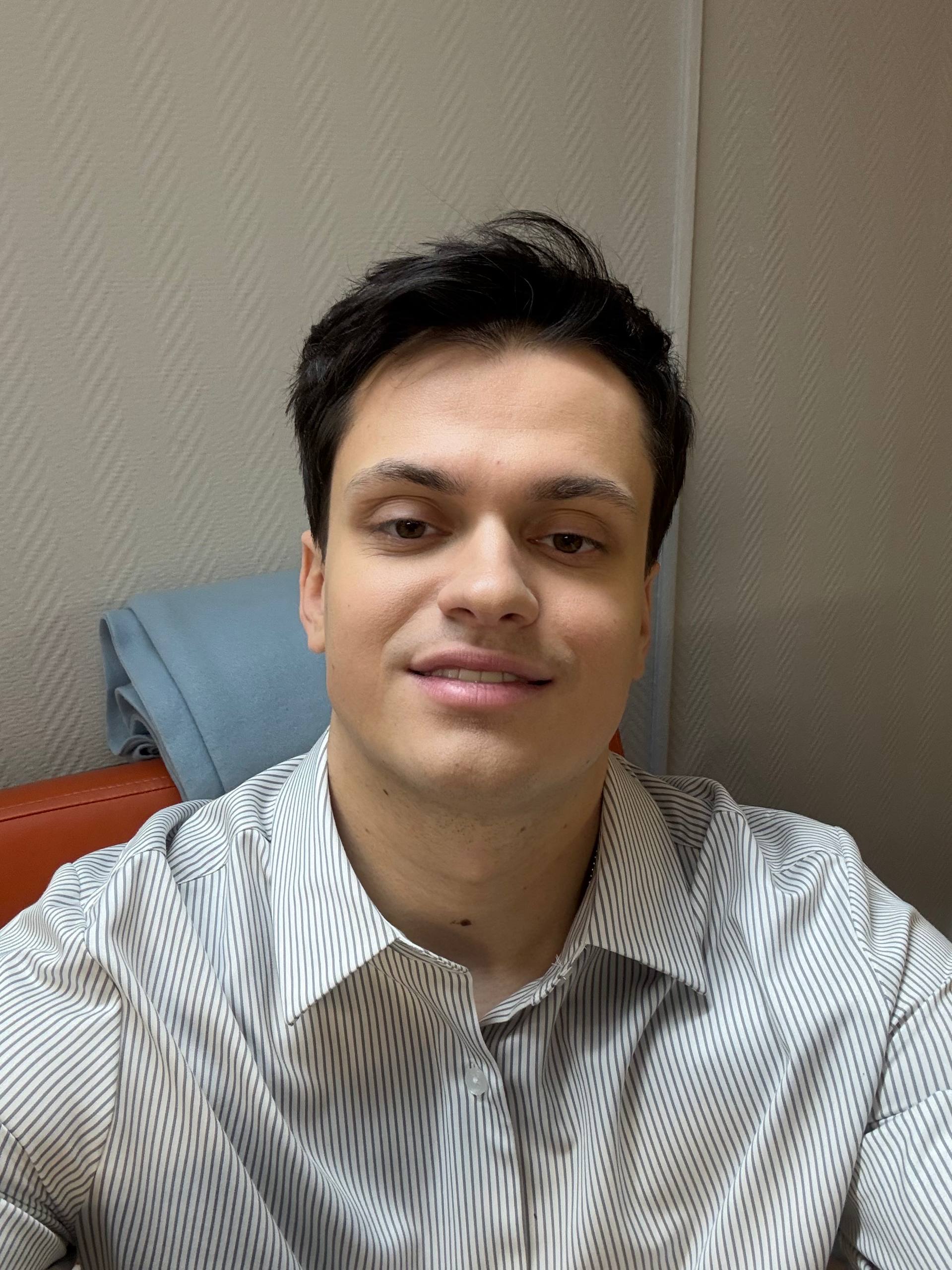 Парень сосет член