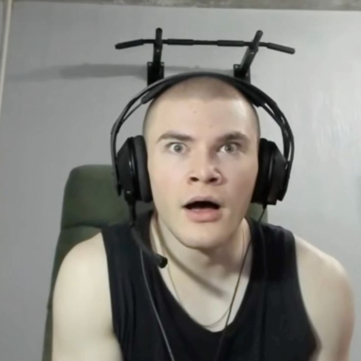 Парень с женской грудью