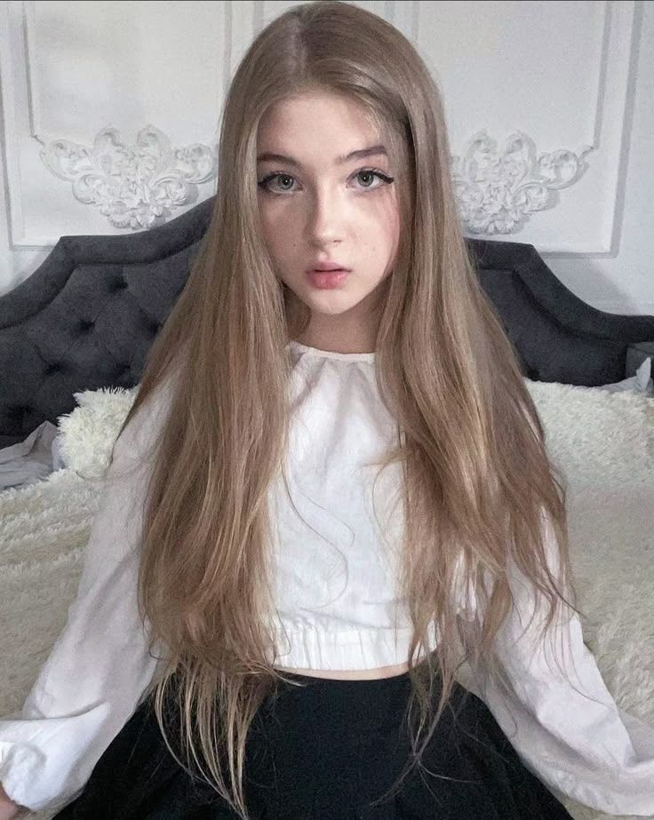 Дрочит член