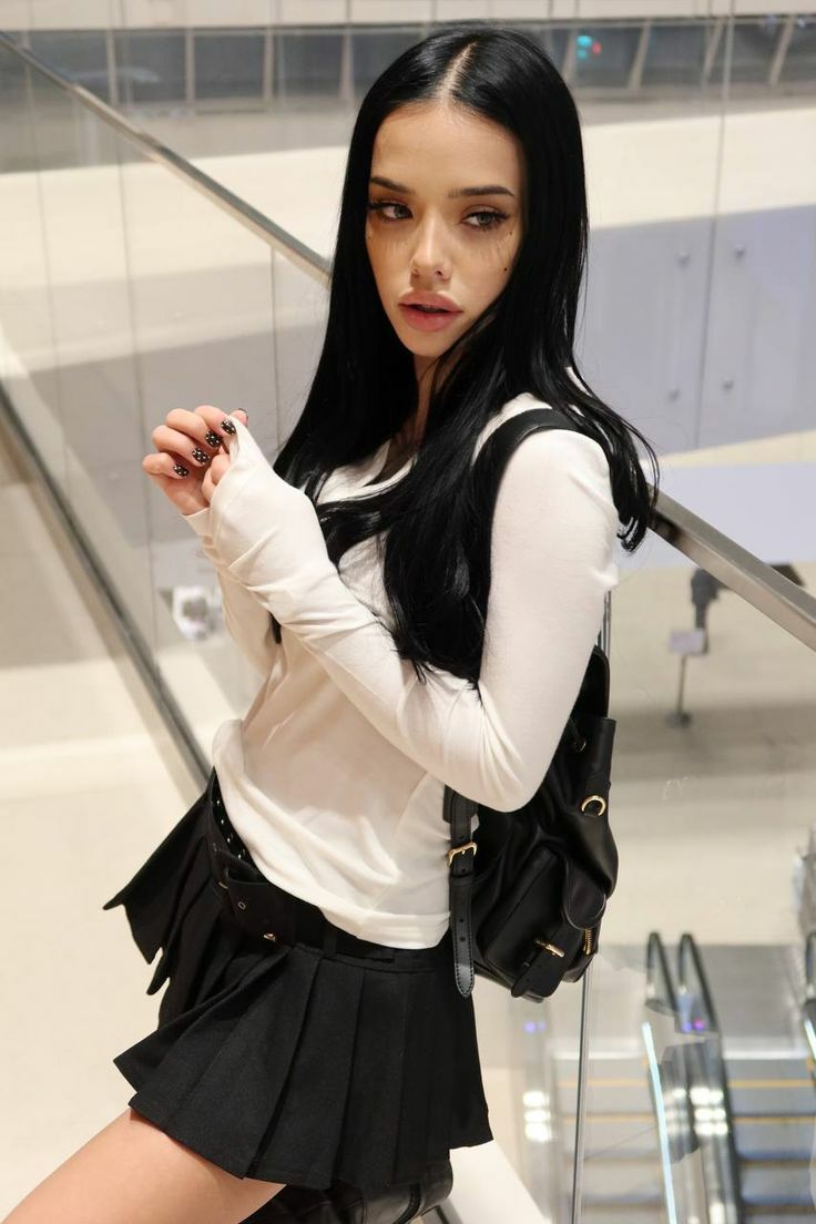 Делает глубокий минет